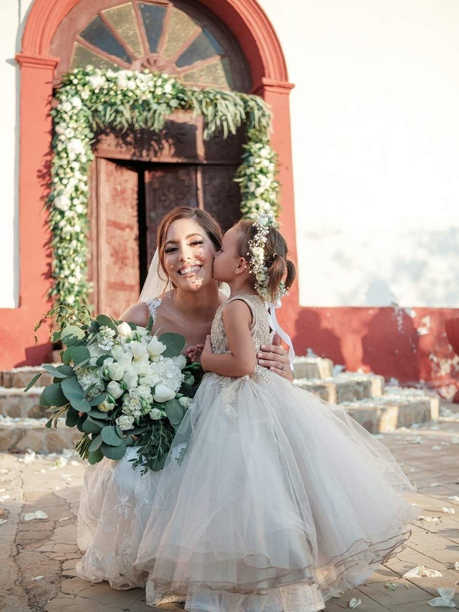 Bruid met bloemenmeisje