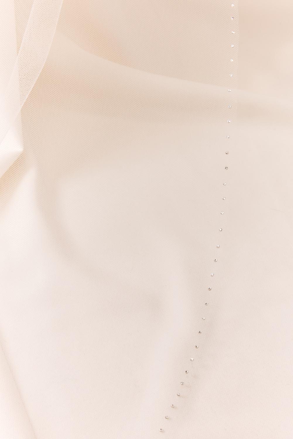 Janet Veil, Women, Ivory