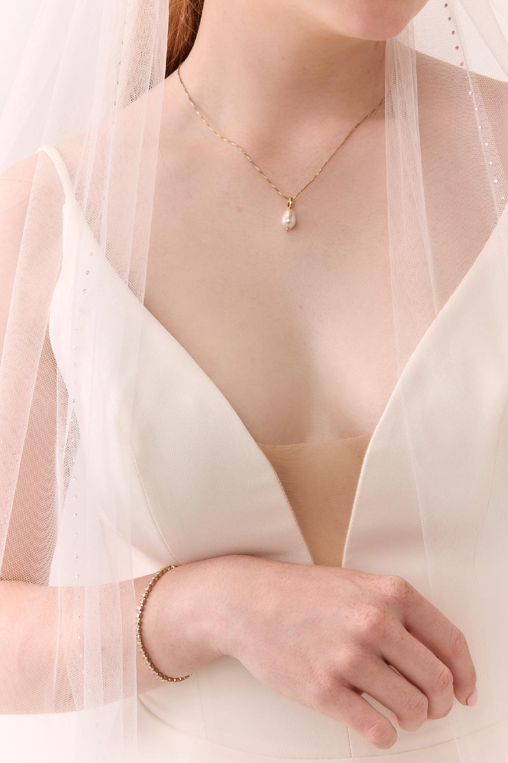 Janet Veil, Women, Ivory