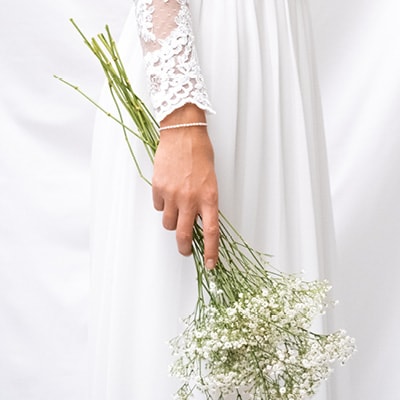 bride with pearl bracelet and white flowers