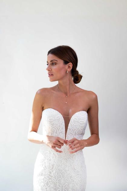 A guide to choosing bridal jewelry for every wedding dress' neckline |  Abrazi