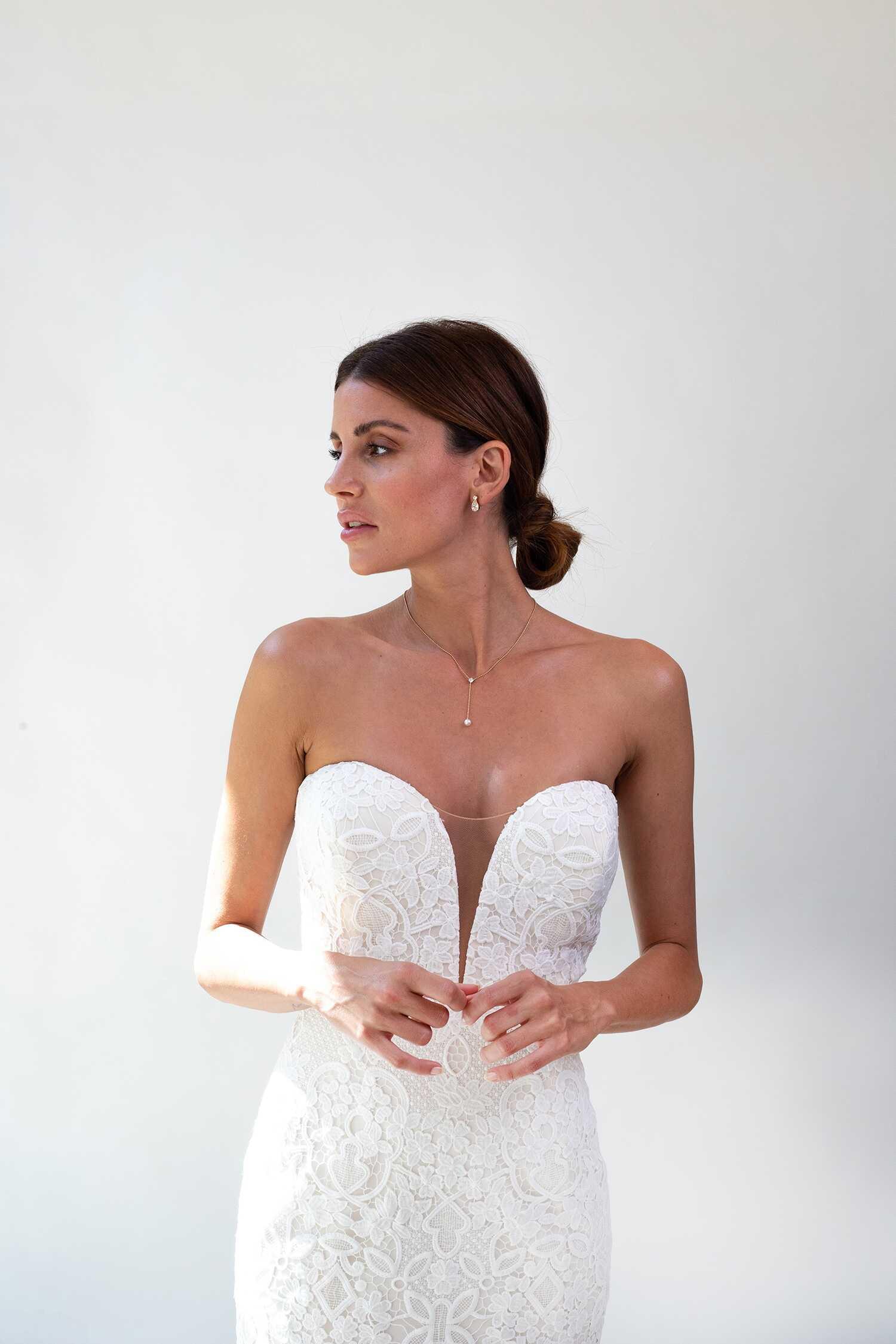 A guide to choosing bridal jewelry for every wedding dress' neckline | Abrazi A guide to choosing bridal jewelry for every wedding dress' neckline | Abrazi