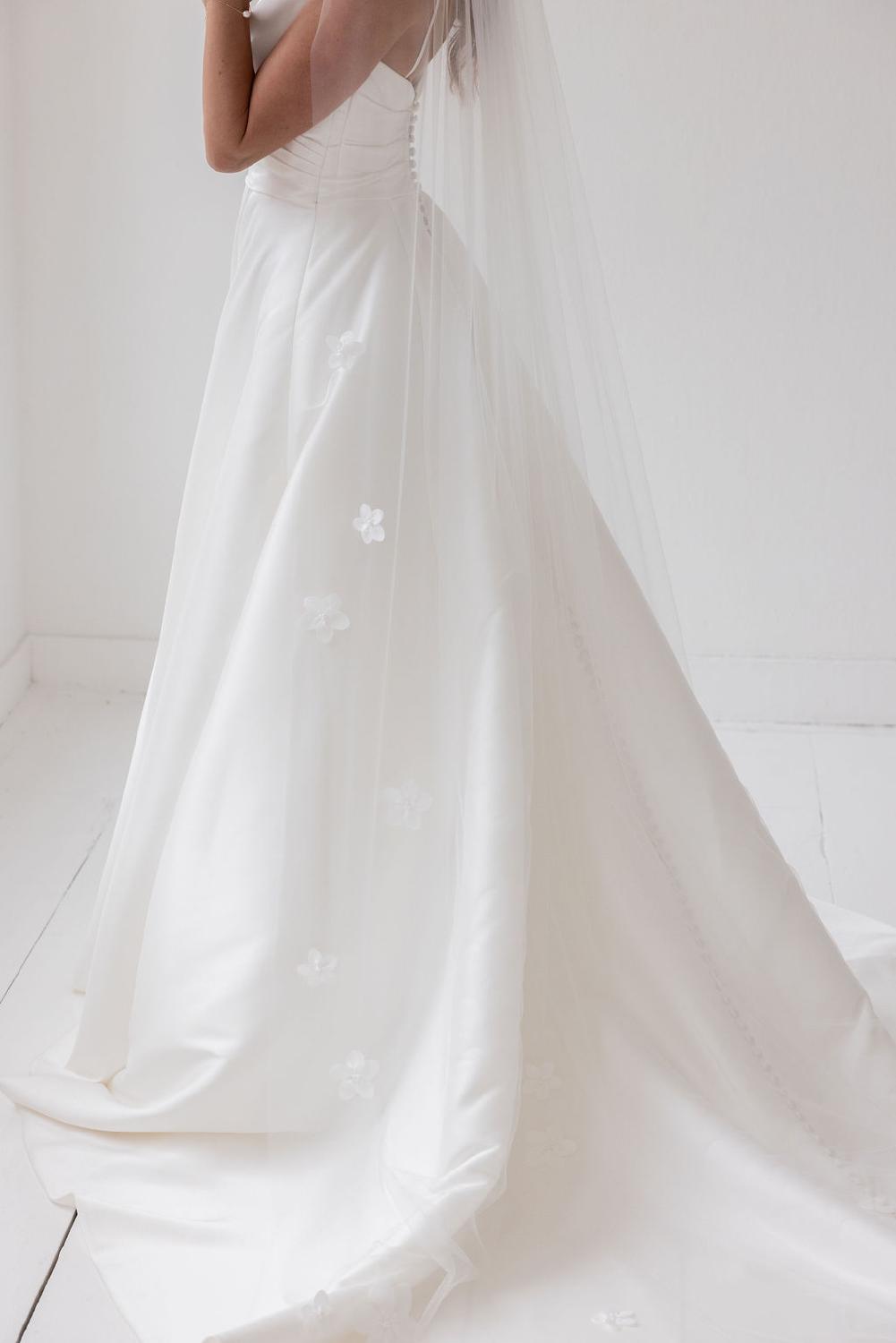 Laura Veil, Women, Ivory