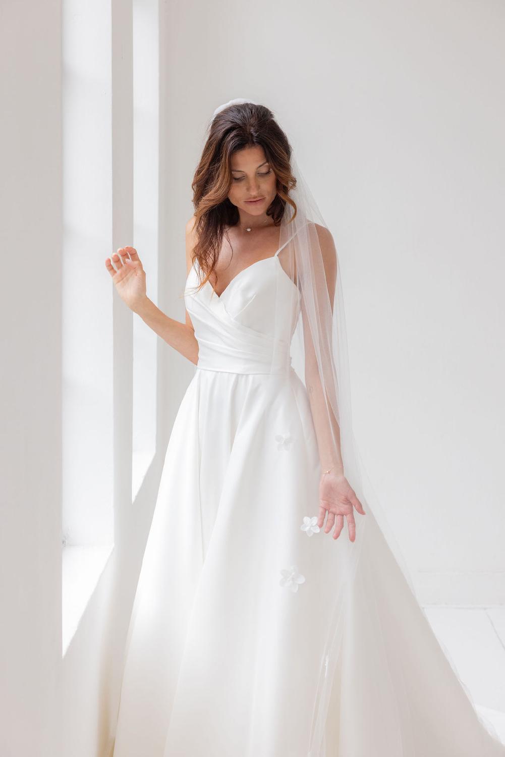 Laura Veil, Women, Ivory